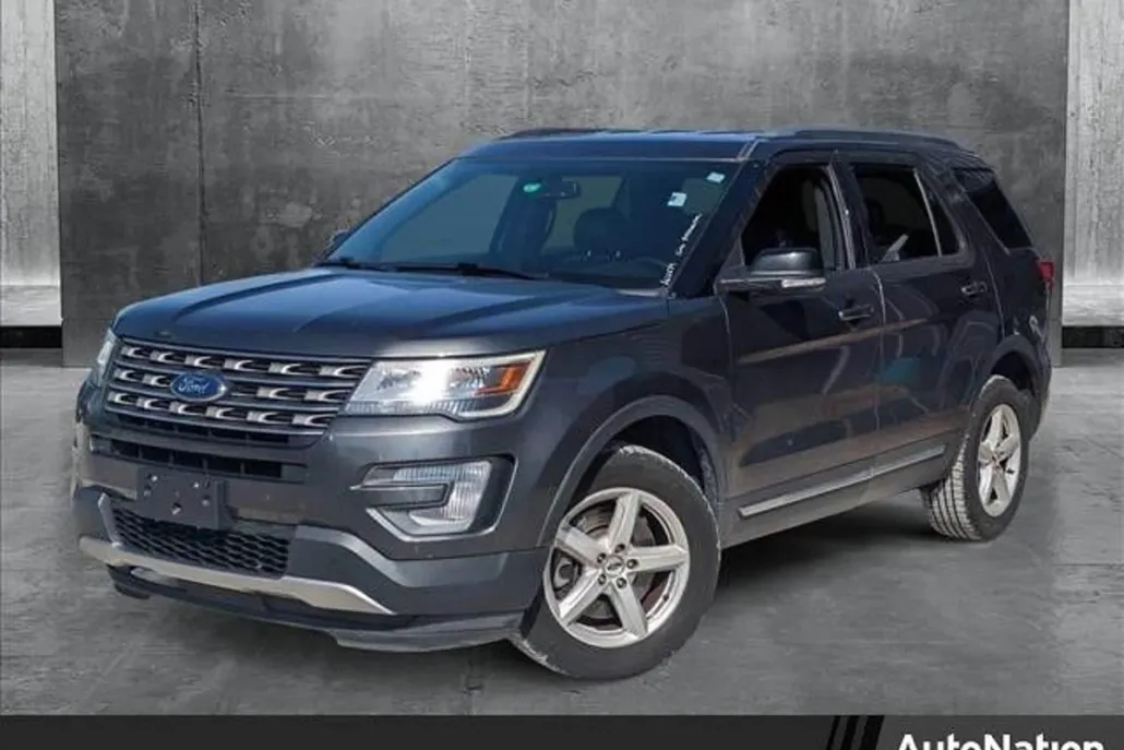 2017 Ford Explorer XLT photo 1