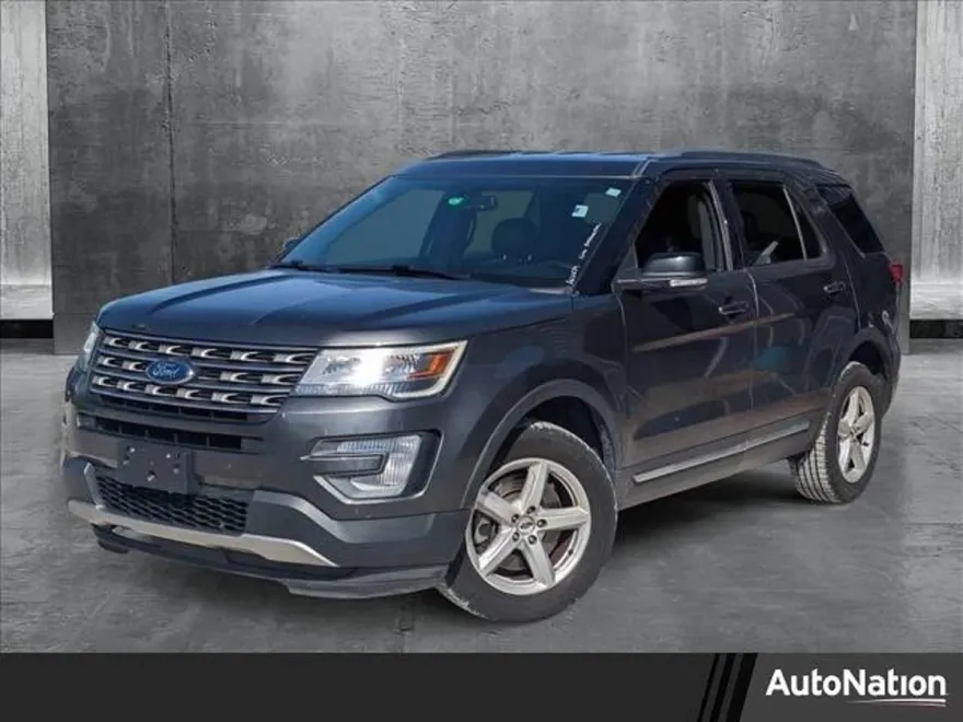 2017 Ford Explorer XLT photo 1