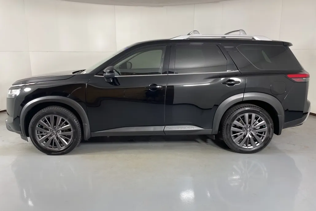 2022 Nissan Pathfinder SL photo 1