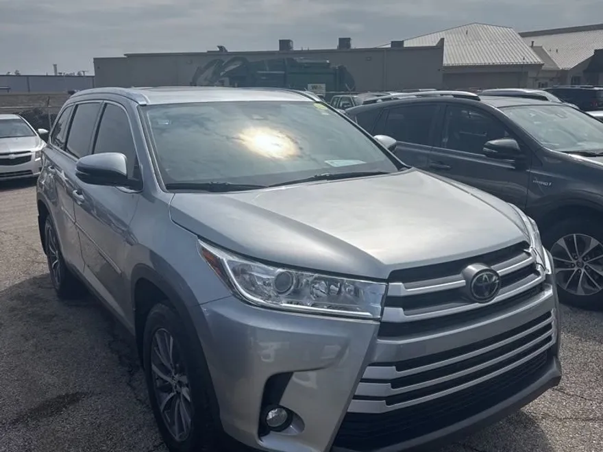 2019 Toyota Highlander XLE Sport photo 1