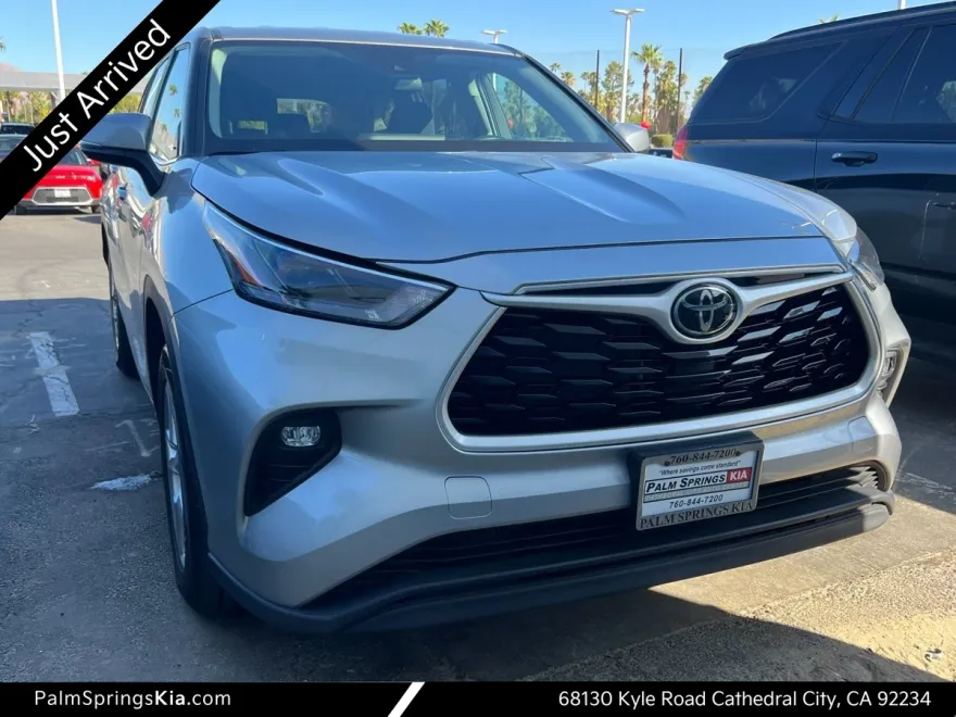 2023 Toyota Highlander LE photo 1