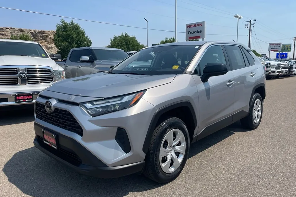 2023 Toyota RAV4 LE photo 1