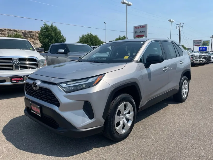2023 Toyota RAV4 LE photo 1
