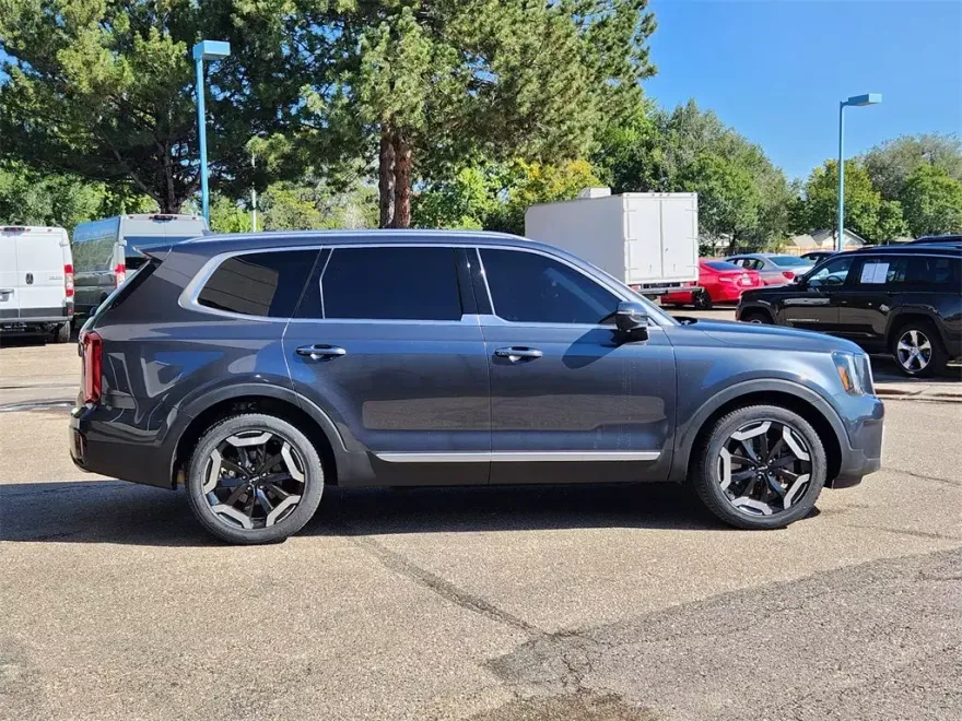 2024 Kia Telluride S photo 1