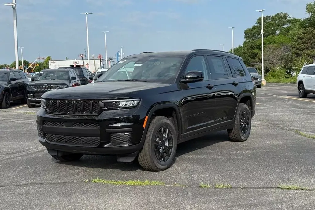 2025 Jeep Grand Cherokee Laredo Altitude photo 1