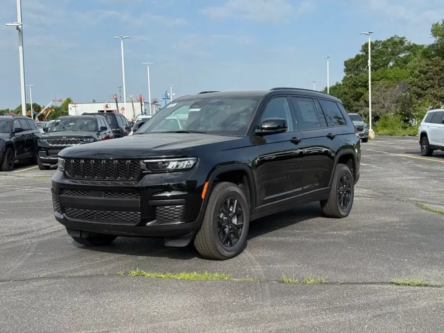 2025 Jeep Grand Cherokee Laredo Altitude photo 1