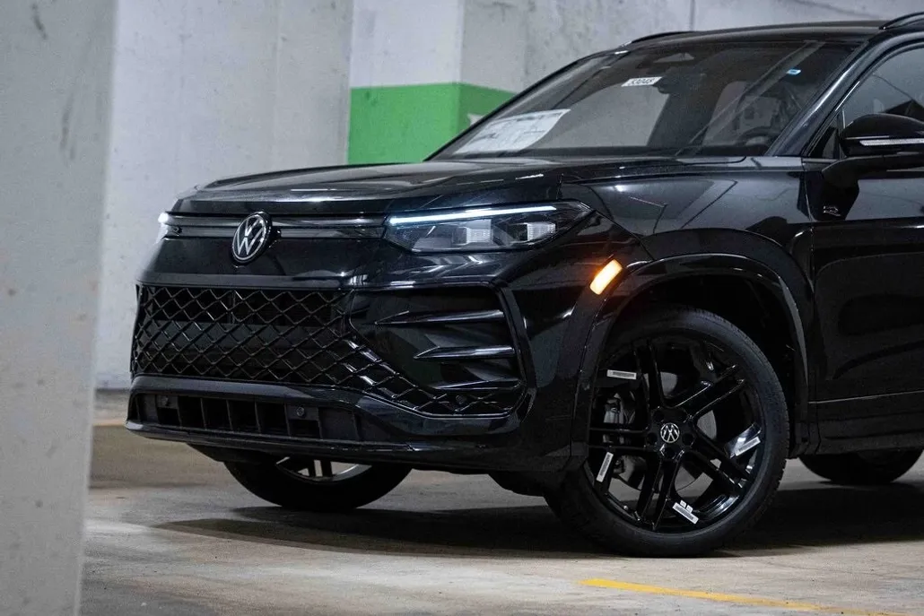 2025 Volkswagen Tiguan SE R-Line Black photo 1
