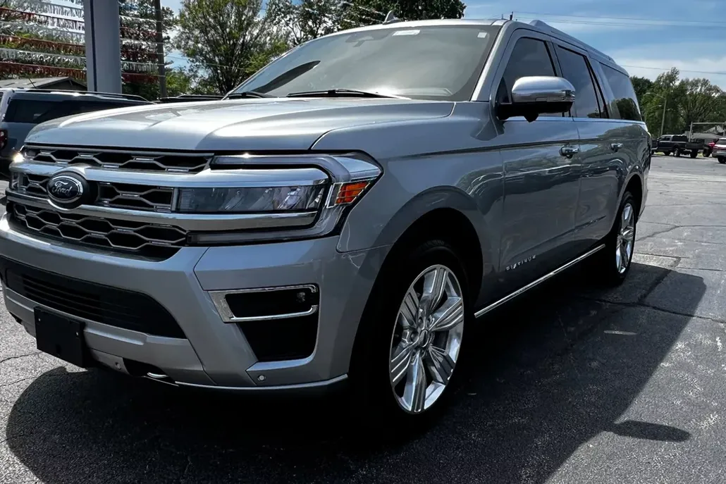 2023 Ford Expedition MAX Platinum photo 1