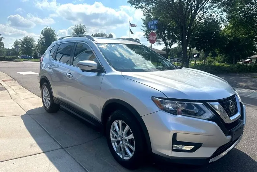 2018 Nissan Rogue SV photo 1