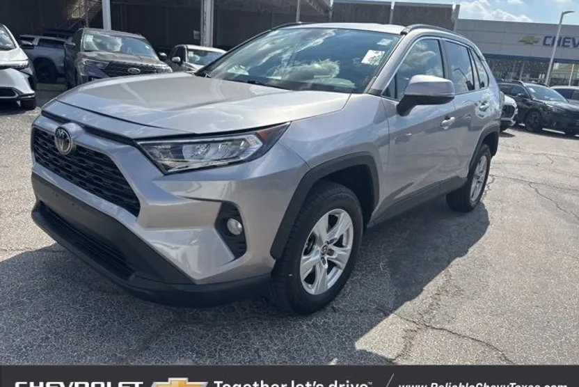 2021 Toyota RAV4 XLE photo 1