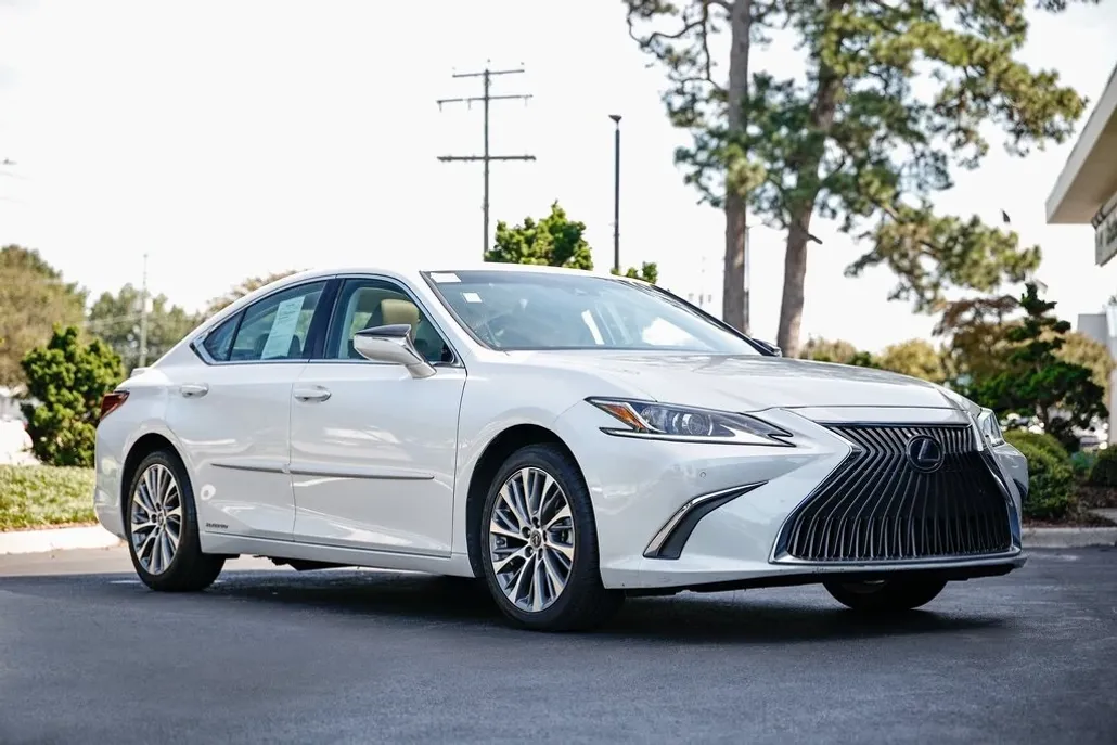 2021 Lexus ES 300h photo 1