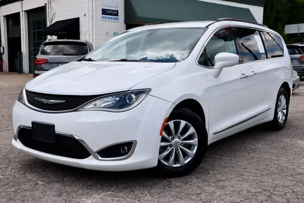 2017 Chrysler Pacifica Touring L photo 1