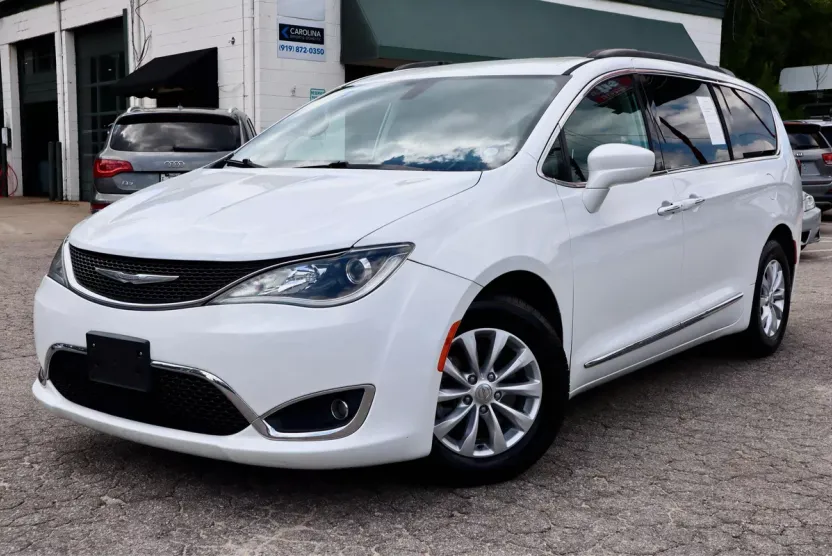 2017 Chrysler Pacifica Touring L photo 1