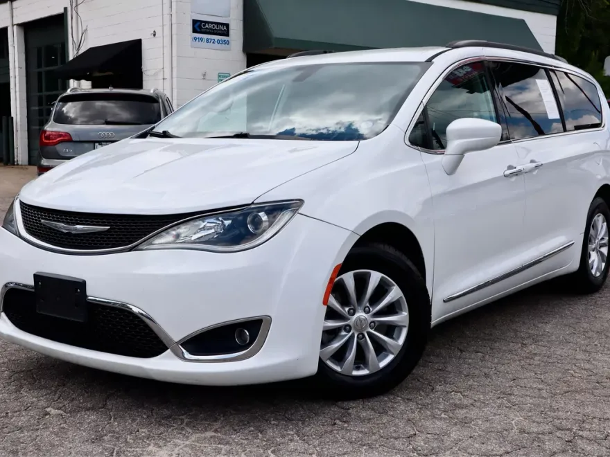 2017 Chrysler Pacifica Touring L photo 1
