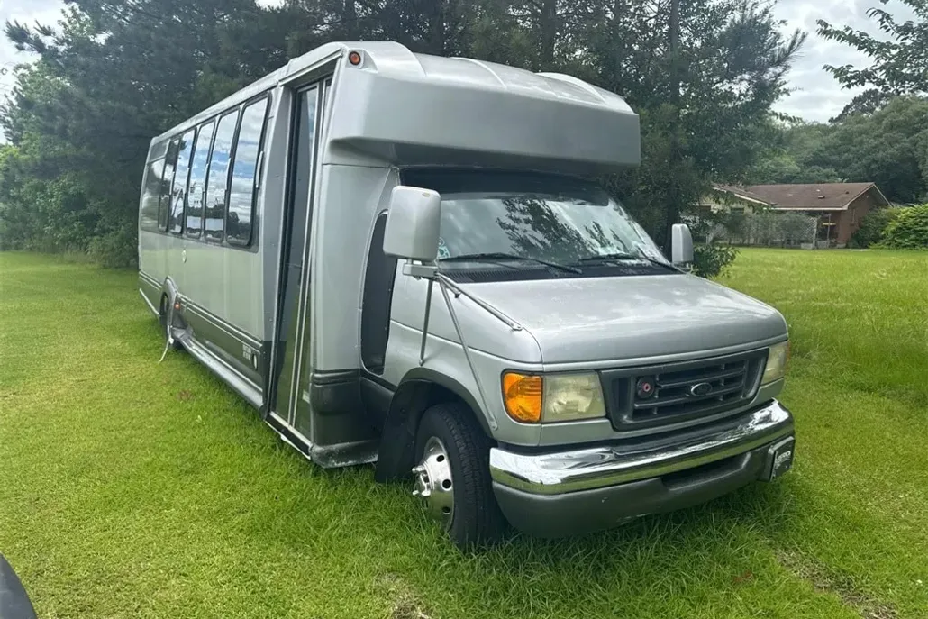 2003 Ford E-450 Cutaway photo 1