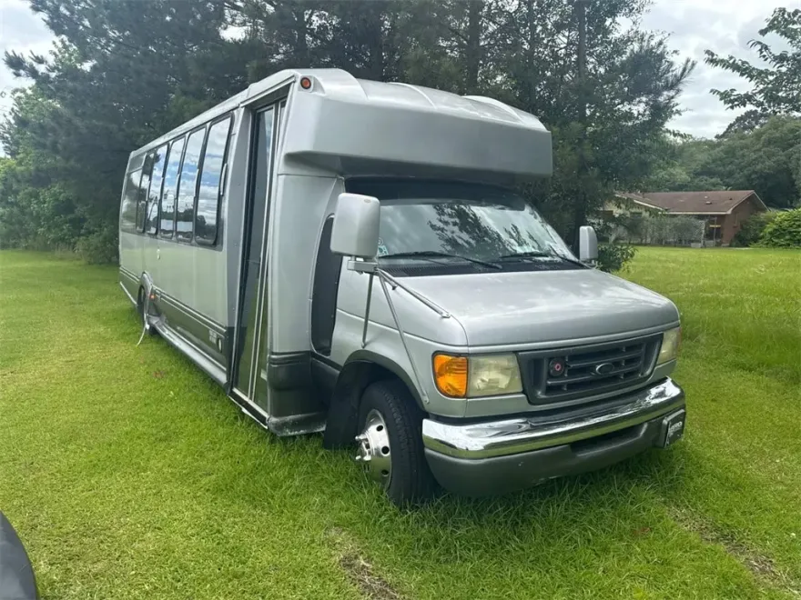 2003 Ford E-450 Cutaway photo 1