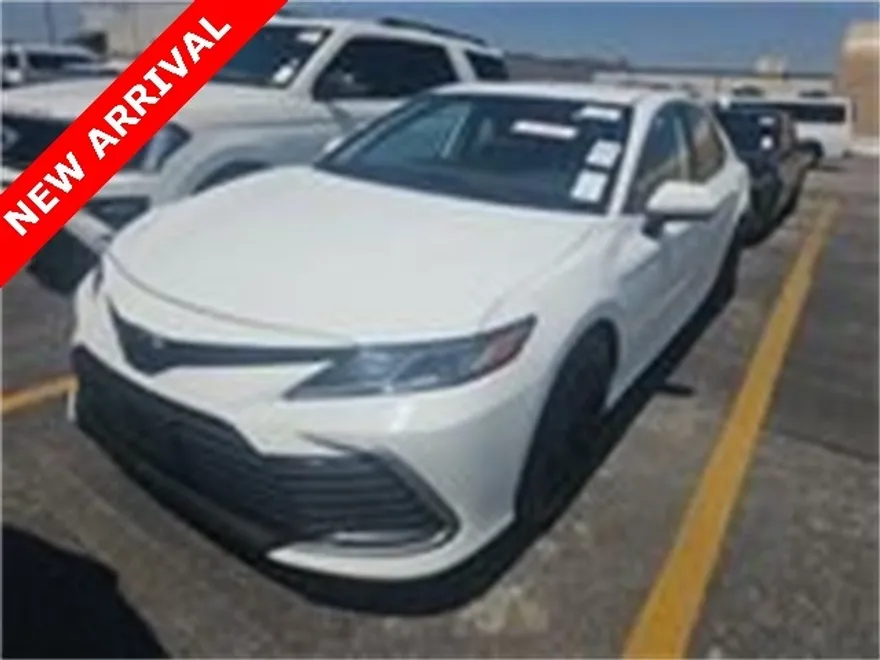 2023 Toyota Camry LE photo 1