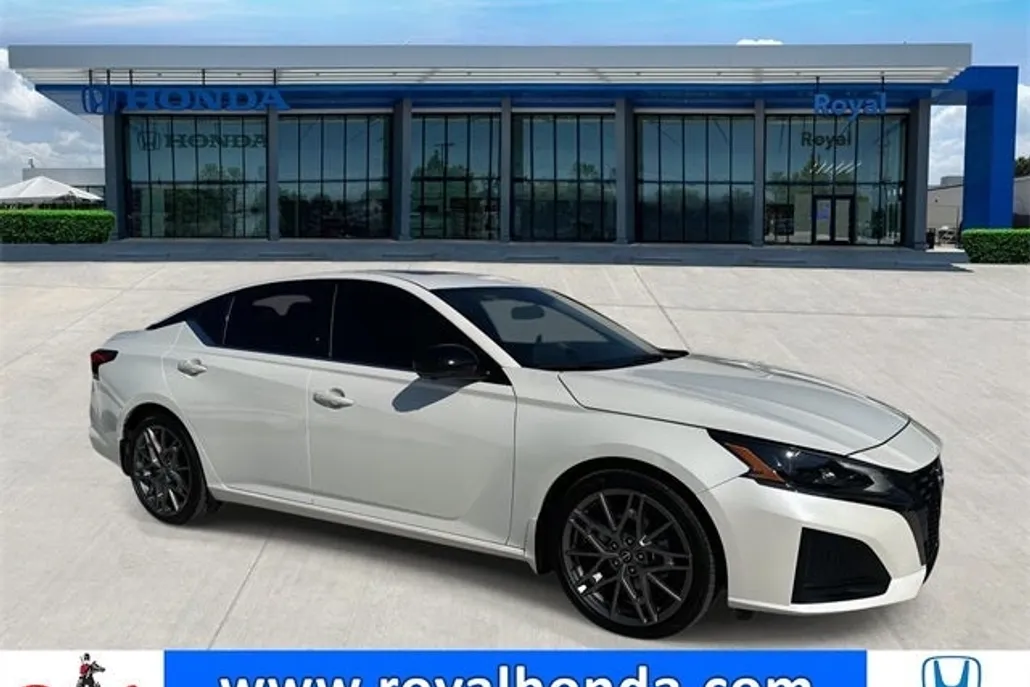 2024 Nissan Altima SR photo 1