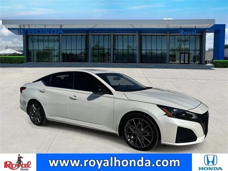 2024 Nissan Altima SR photo 1