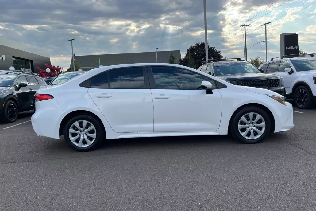 2023 Toyota Corolla LE photo 1