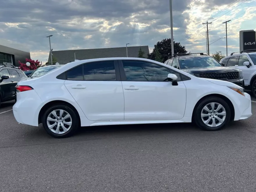 2023 Toyota Corolla LE photo 1