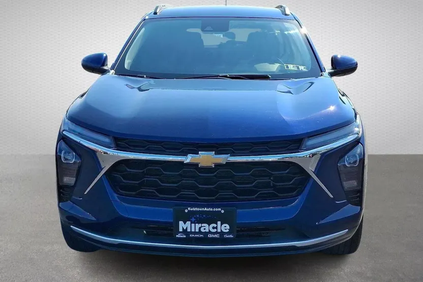 2024 Chevrolet Trax LT photo 1