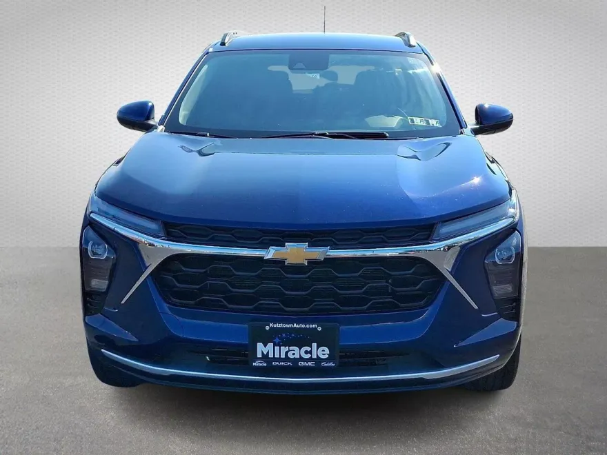 2024 Chevrolet Trax LT photo 1