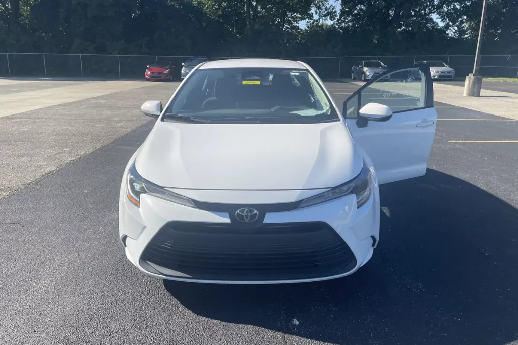 2024 Toyota Corolla LE photo 1