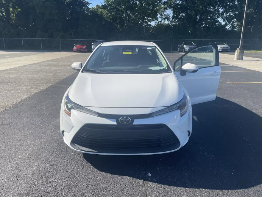2024 Toyota Corolla LE photo 1