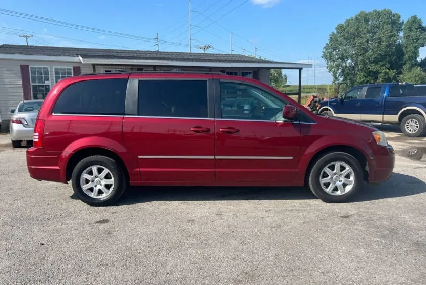 2010 Chrysler Town & Country Touring photo 1