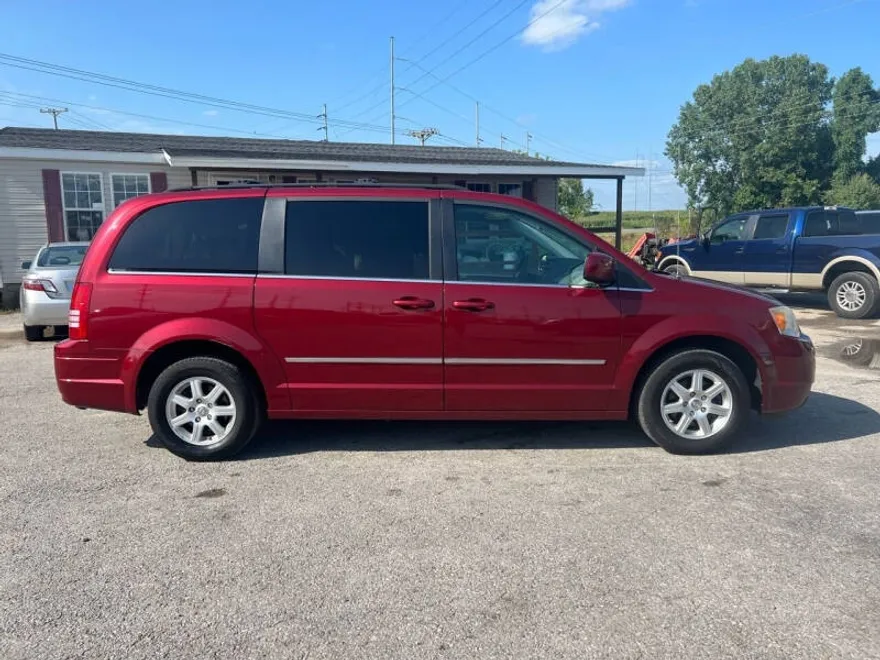 2010 Chrysler Town & Country Touring photo 1