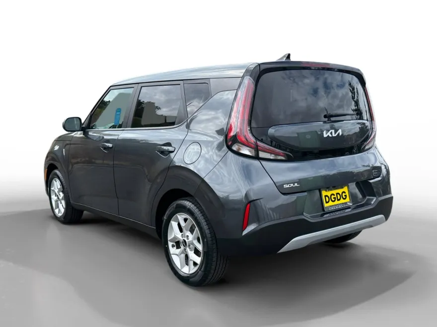 2023 Kia Soul LX photo 1