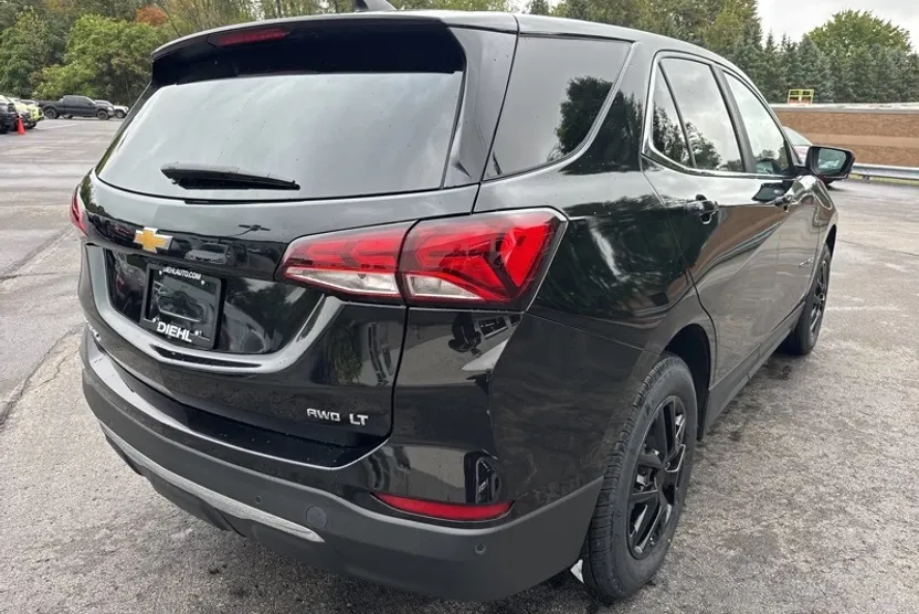 2022 Chevrolet Equinox LT photo 1