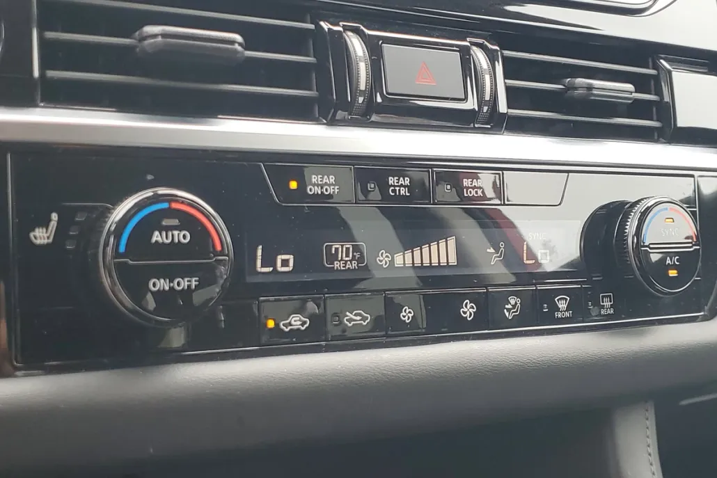 2023 Nissan Pathfinder SV photo 1