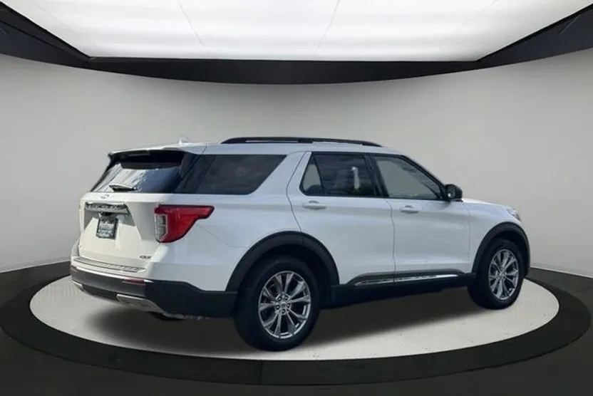 2022 Ford Explorer XLT photo 1