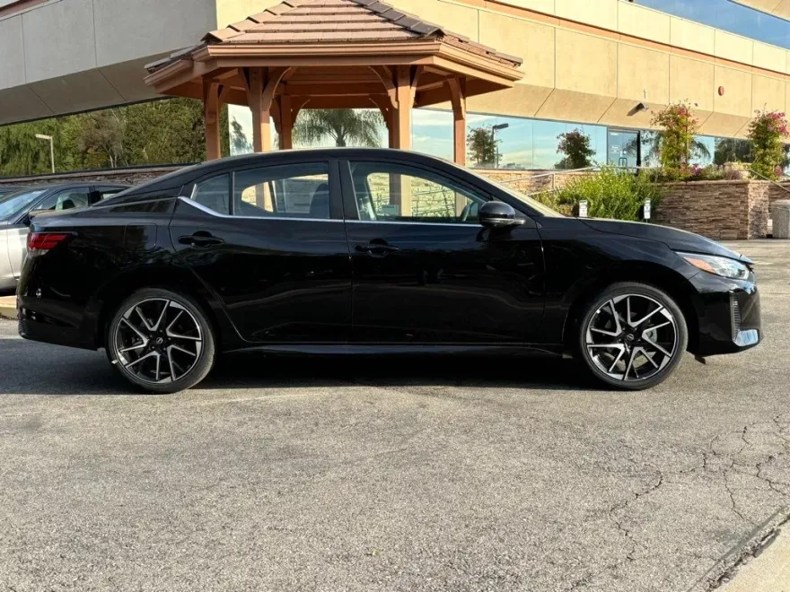 2024 Nissan Sentra SR photo 1