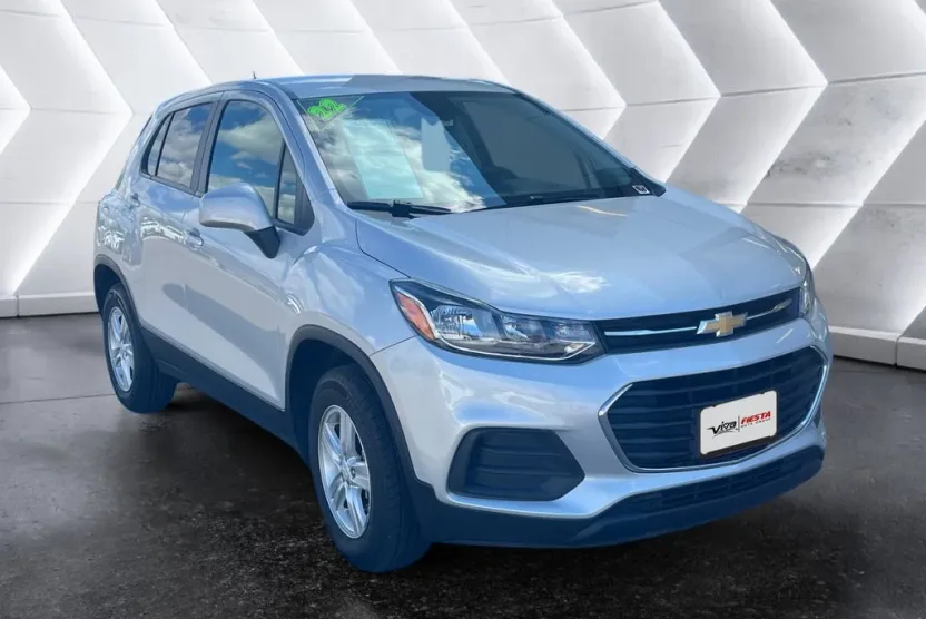 2022 Chevrolet Trax LS photo 1