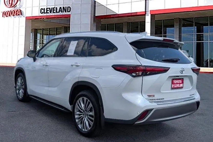 2024 Toyota Highlander Platinum photo 1