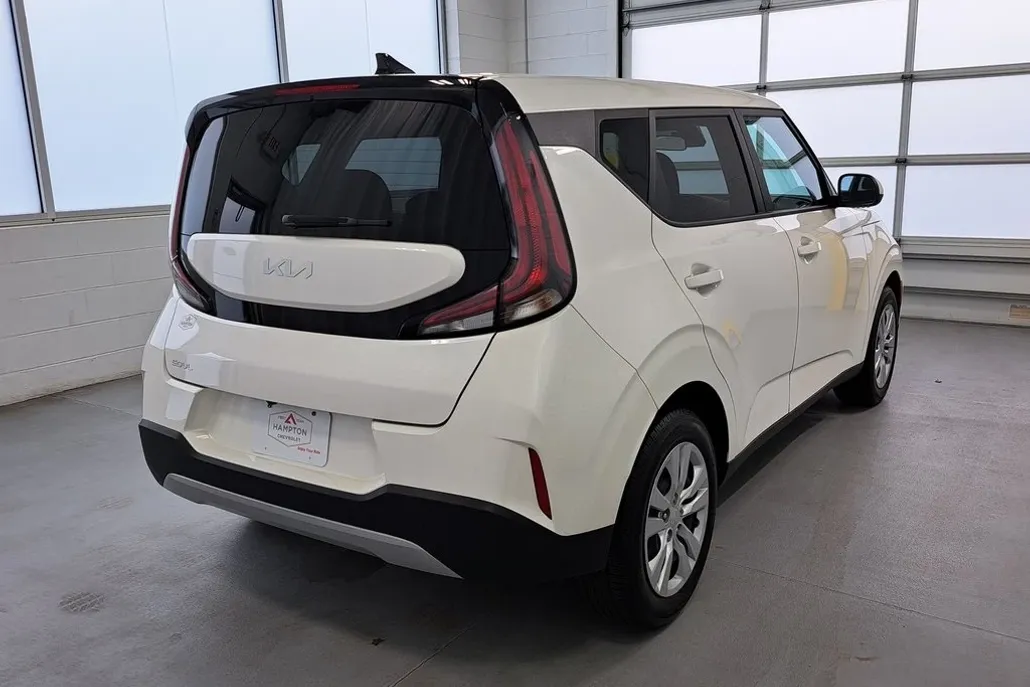 2023 Kia Soul LX photo 1