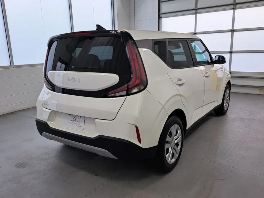 2023 Kia Soul LX photo 1