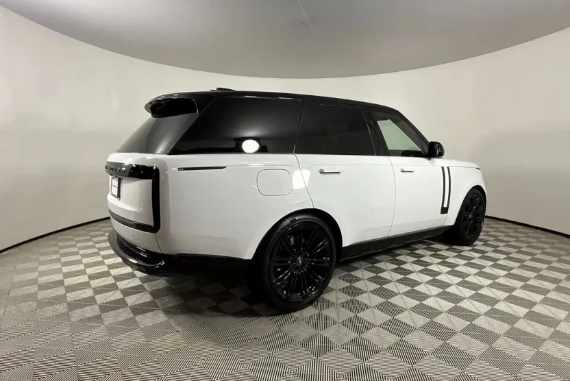 2025 Land Rover Range Rover SE photo 1