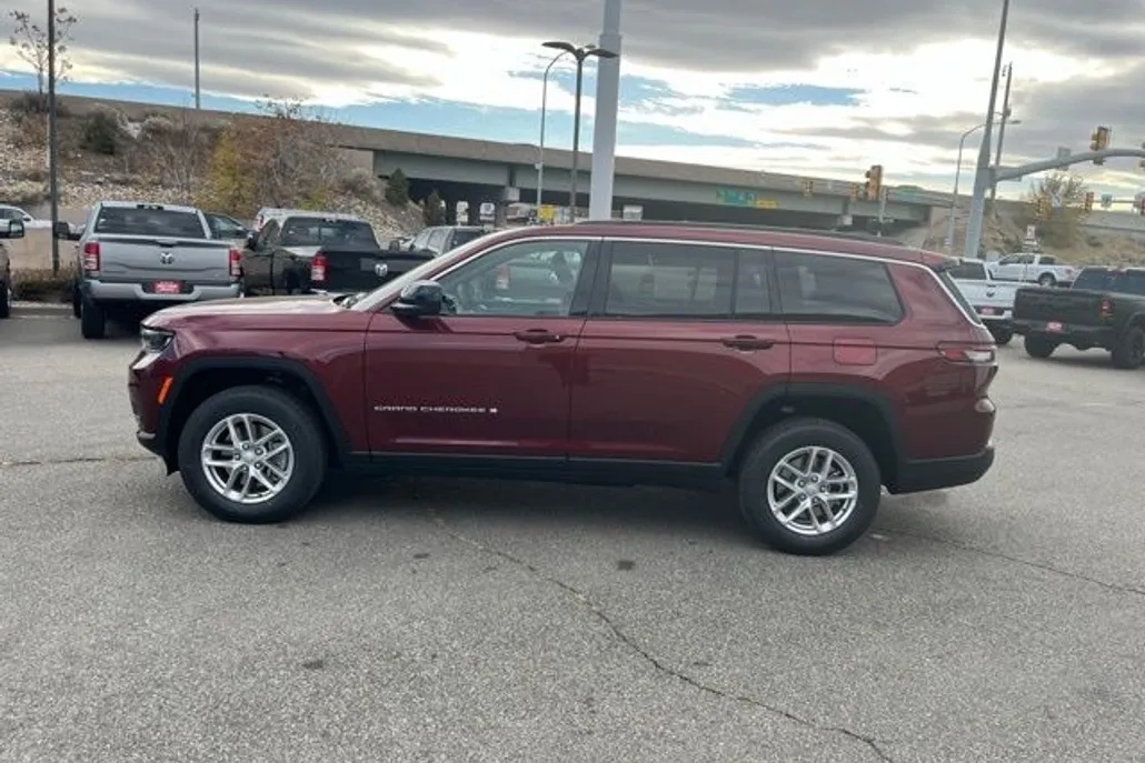 2025 Jeep Grand Cherokee Laredo photo 1
