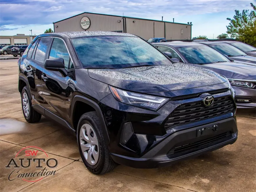 2024 Toyota RAV4 LE photo 1