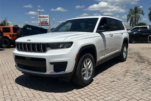 2025 Jeep Grand Cherokee Laredo photo 2
