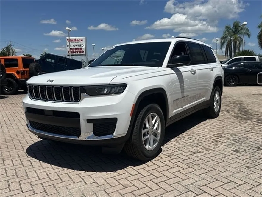 2025 Jeep Grand Cherokee Laredo photo 2