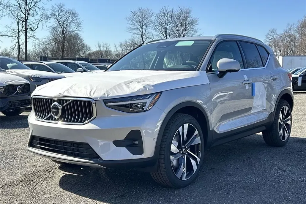 2025 Volvo XC40 photo 1