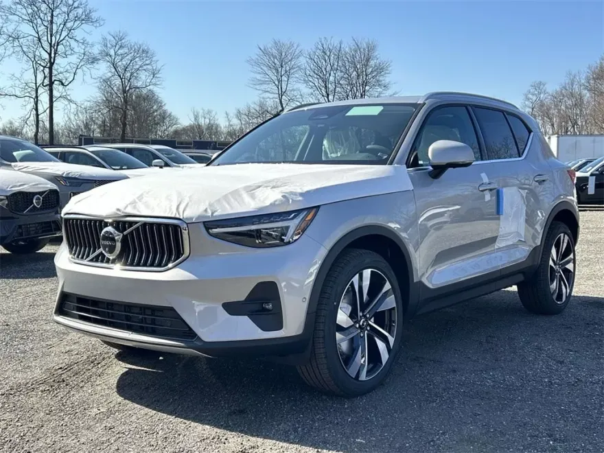 2025 Volvo XC40 photo 1