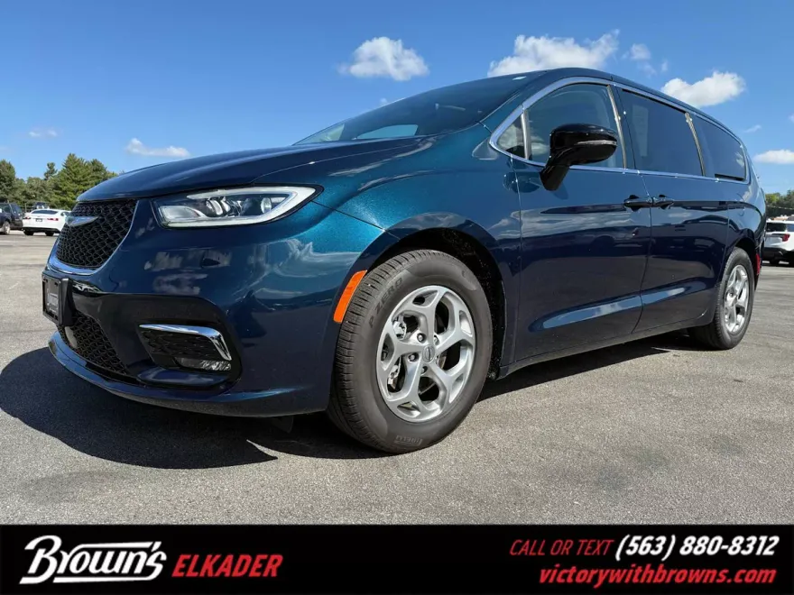 2024 Chrysler Pacifica Limited photo 1