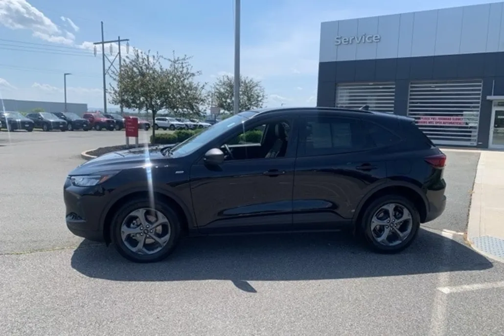 2025 Ford Escape ST-Line photo 1
