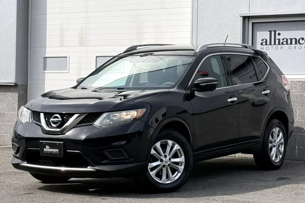 2015 Nissan Rogue SV photo 1